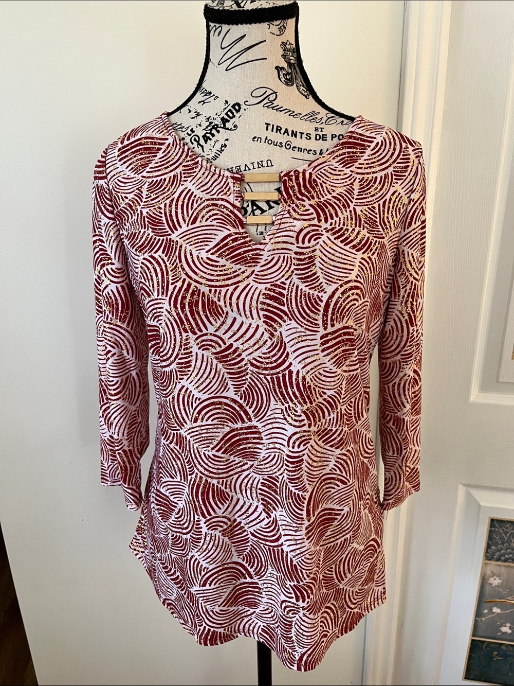 💗Women's Crimson Swirl 3/4 Sleeve V-Notch Blouse